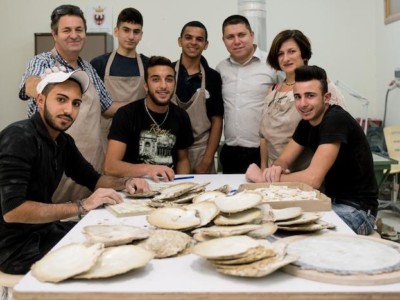 A Betlemme gli artigiani della madreperla fanno scuola