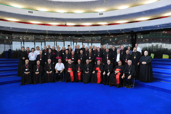 Foto di gruppo dei partecipanti all'assemblea generale Ccee, alla <i>Domus Galilaeae</i> a Korazìn. (foto Christian Media Center - Afif Amireh) [clicca sulla foto per la galleria]