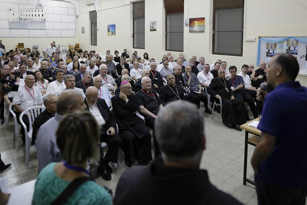 La sera del 12 settembre i vescovi del Ccee incontrano un gruppo di famiglie a Nazaret. (foto CMC - A. Amireh)