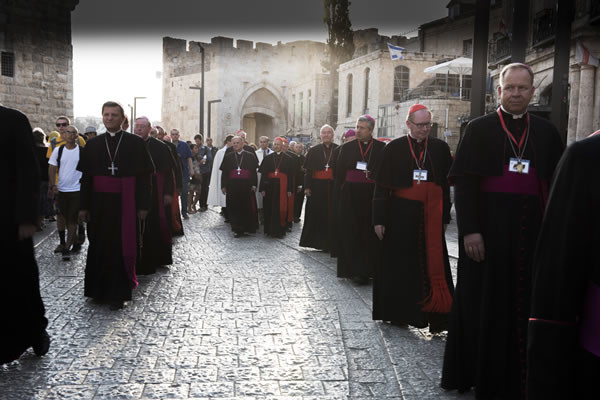 Gerusalemme, 14 settembre. Dalla Porta di Jaffa i vescovi si avviano in processione verso la basilica del Santo Sepolcro. (foto CMC - Nadim Asfour)
