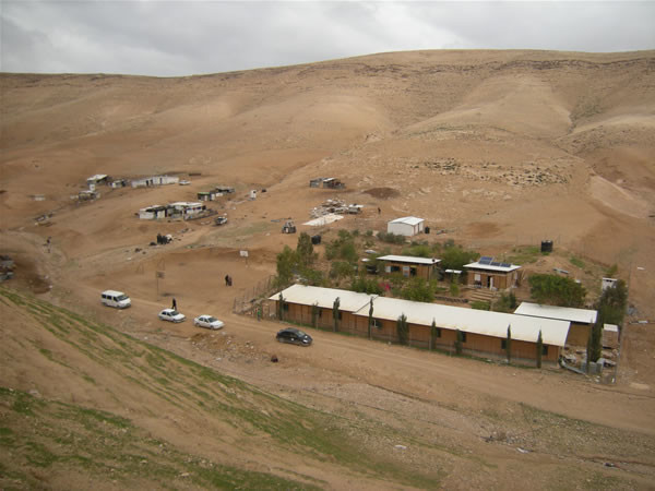 Alcune abitazioni del villaggio beduino di Abu Hindi e, in primo piano, la scuola di bambù. (galleria fotografica di E. Mancini) [1/6]