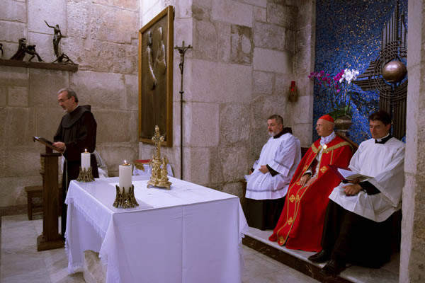 Durante la celebrazione dei Vespri, presieduti dal card. Bagnasco, il saluto del Custode di Terra Santa. (foto CMC - Nadim Asfour)