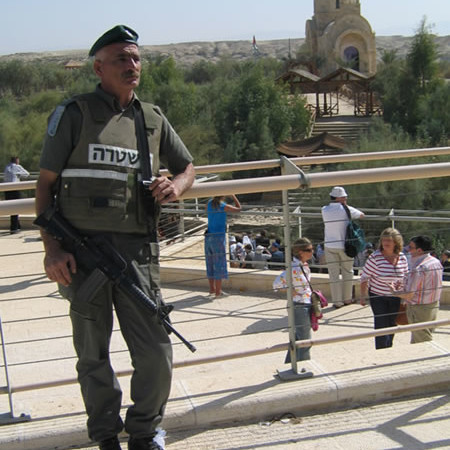 I soldati israeliani controllano e limitano l'accesso dei pellegrini.