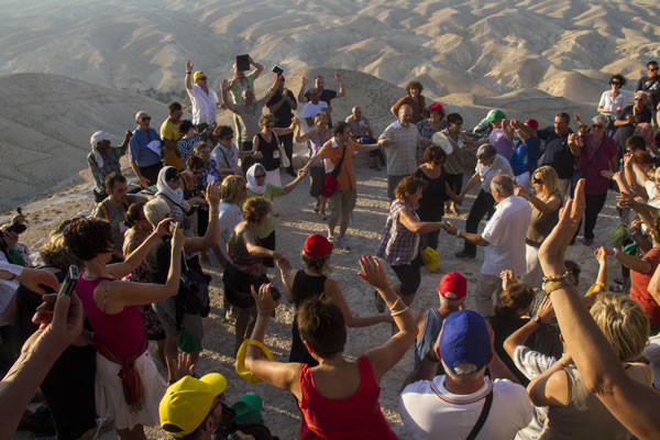 I pellegrini in una gioiosa danza nel deserto di Giuda.