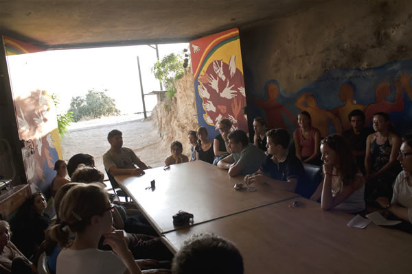 Daoud incontra un gruppo di giovani in visita alla sua Tenda delle nazioni.