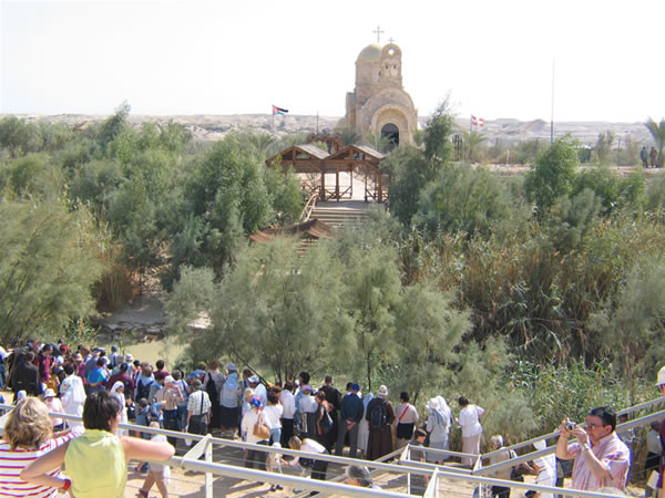 Fedeli e turisti sulla riva occidentale del Giordano, nel luogo che ricorda il battesimo di Gesù da parte di san Giovanni Battista.