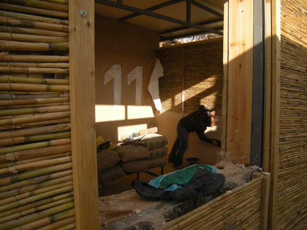 Un muratore al lavoro per ultimare le due aule recentemente ricavate da un magazzino.