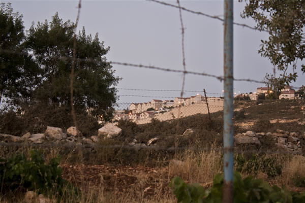 Un insediamento israeliano sorge poco distante.