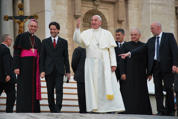 Salvatore Martinez alla destra di Papa Francesco, il 3 luglio scorso in piazza San Pietro.