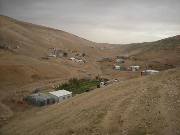 Un altro scorcio della vallata riarsa che ospita i beduini di Abu Hindi.