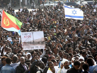 Manifestazione di trentamila richiedenti asilo africani a Tel Aviv