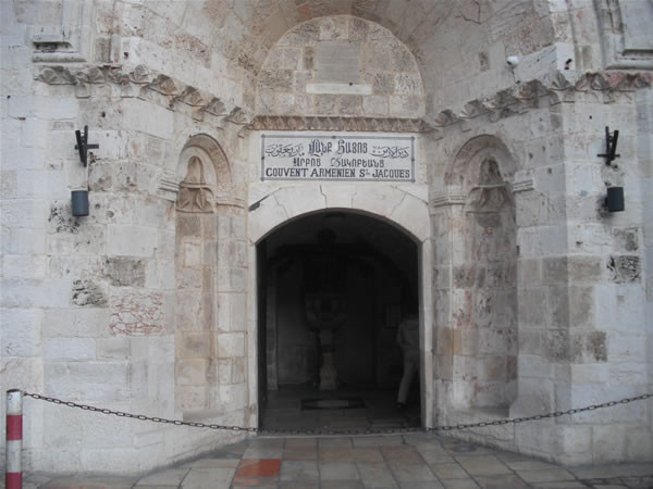 L'ingresso del Convento armeno, non lontano dalla Porta di Jaffa, a Gerusalemme. [galleria foto 1/5]