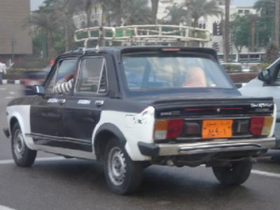 Taxi rosa per le vie del Cairo