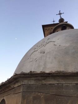 Colpo di mortaio su un convento francescano a Damasco