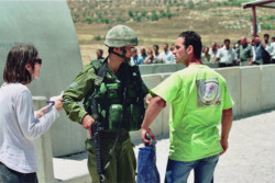 Donne israeliane sentinelle di giustizia ai <i>check-point</i>