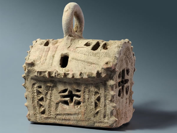 Il modellino in argilla di una chiesa probabilmente usato come lampada votiva. (foto C. Amit/Iaa)