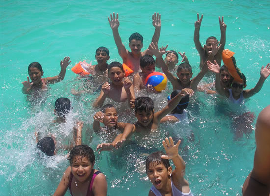 Uno dei momenti più attesi dai 65 partecipanti al campo estivo: il bagno in piscina. (foto<i> Caritas Jerusalem</i>)