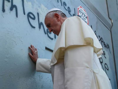 A Betlemme il Papa auspica coraggio per la pace e sosta in silenzio al Muro