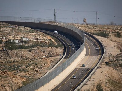 Cisgiordania, la strada col muro incorporato