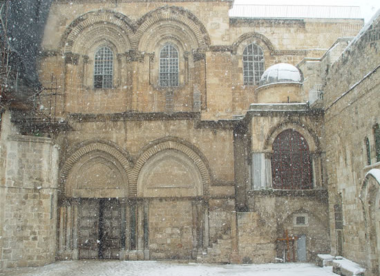 Gerusalemme, un'inconsueta istantanea del Santo Sepolcro sotto la neve. (foto P. Baranowski)