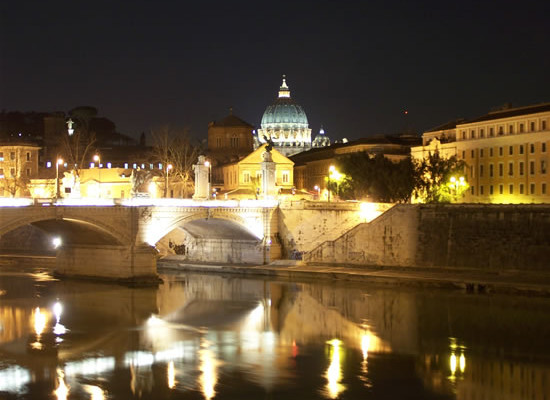 Roma, scorcio del Tevere di notte. (foto G. Caffulli)