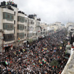 Manifestanti palestinesi per le vie di Ramallah l'11 febbraio 2020 contro il piano Trump e a sostegno del presidente Mahmoud Abbas.
