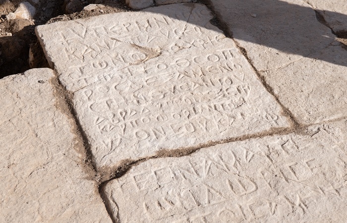 Iscrizione in greco rinvenuta sul pavimento di una chiesa bizantina al Getsemani. (foto Nadim Asfour/CTS)