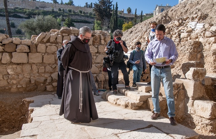 Amit Re’em, dell'Autorità israeliana per le antichità, mostra al Custode di Terra Santa l'iscrizione sul pavimento della chiesa bizantina recentemente scoperta al Getsemani. (foto Nadim Asfour/CTS)