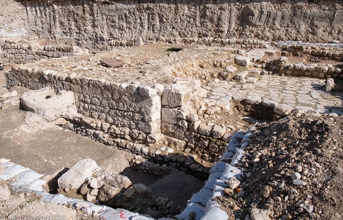 I resti del <i>mikveh</i> per le purificazioni risalenti all'epoca di Gesù. (foto Nadim Asnour/CTS)