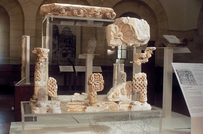 Frammenti del cenotafio di Baldovino V conservati presso il museo (chiuso al pubblico) del Patriarcato greco-ortodosso di Gerusalemme. (foto Pinterest/Neuci Baldwin)