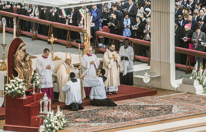 Il Papa proclama la formula di canonizzazione. (galleria fotografica di Lorenzo Iorfino)