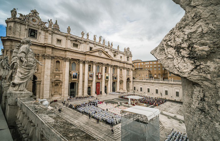 Una veduta panoramica di piazza San Pietro durante la canonizzazione.