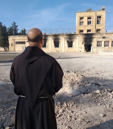 I danni causati da una bomba russa caduta su un edificio dei francescani il 1 dicembre. (foto Parrocchia latina di Aleppo)